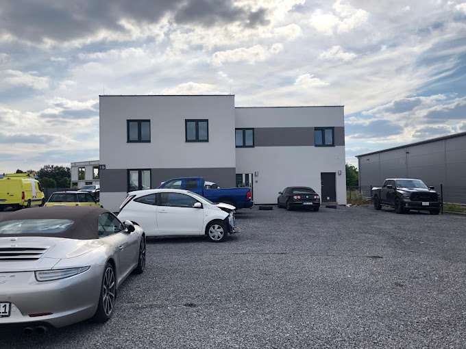 Wnętrze warsztatu blacharskiego Car Servis w Raciborzu